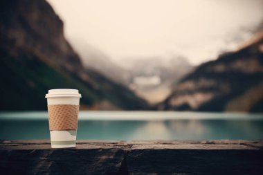Banff Ulusal Parkı 'nda, Kanada' da dağları ve ormanı olan Louise Gölü kahve fincanıyla..