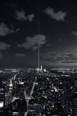 New York City şehir merkezi gökyüzü manzaralı 11 Eylül anma ışığı.