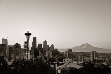 Gün batımında Seattle City gökdeleninde Kerry Park 'tan şehir içi ofis binaları görülüyor..