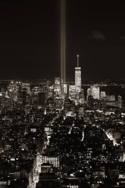 New York City şehir merkezi gökyüzü manzaralı 11 Eylül anma ışığı.