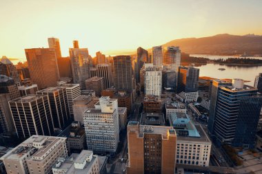 Gün batımında kentsel mimari ile Vancouver çatı manzarası.