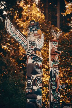 Kanada, Vancouver 'daki Stanley parkında Hint totem direkleri.