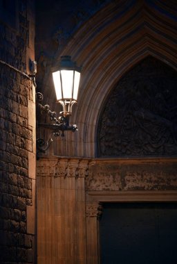 İspanya 'nın Barselona bölgesinin akşam ışıkları ve sokak manzarası.