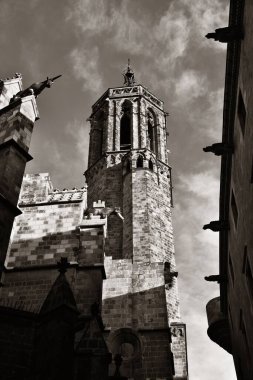 Barselona İspanya 'nın Gotik Mahallesi' ndeki çan kulesi ve eski binalar