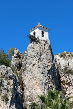 El Castell de Guadalest kasabası Alicante İspanya 'nın dağlık kesiminde..