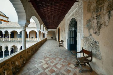İspanya, Sevilla 'da güzel desenleri ve dekorasyonu olan Casa de Pilatos avlusu..