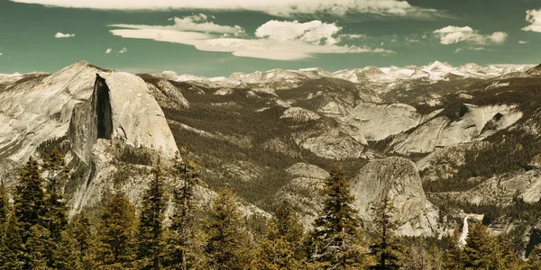 Yosemite Bergrücken Mit Wasserfall — Stockfoto