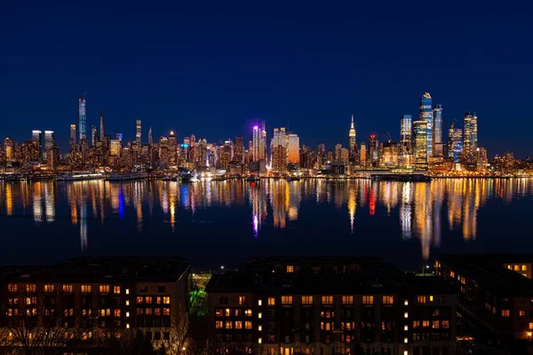 New York Göbeğinde Gece Mimari Ile Gökyüzü — Stok fotoğraf