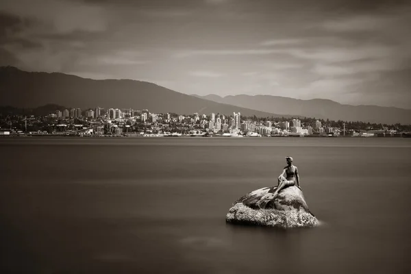 Flicka Våtdräktsskulptur Havet Vancouver Kanada — Stockfoto