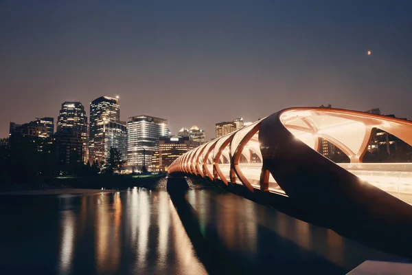 Calgary Cityscape Peace Bridge Downtown Ουρανοξύστες Αλμπέρτα Νύχτα Καναδάς — Φωτογραφία Αρχείου