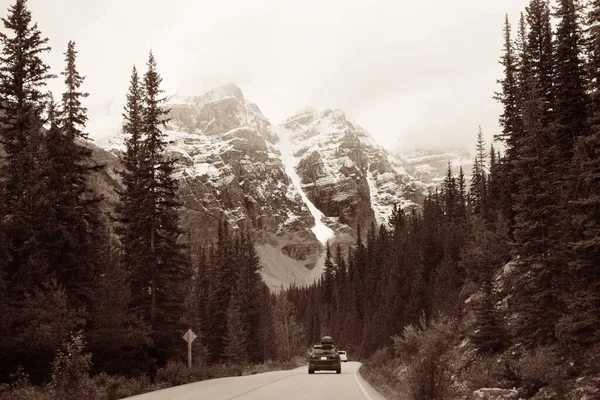 Snötäckta Berget Banff National Park Och Motorvägen Kanada — Stockfoto