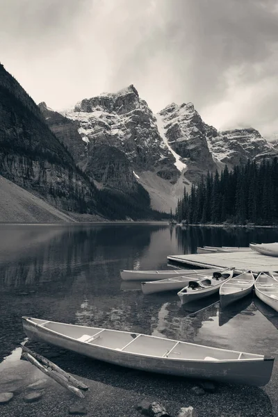 Lago Moraine Barco Com Neve Tampada Montanha Banff National Park — Fotografia de Stock