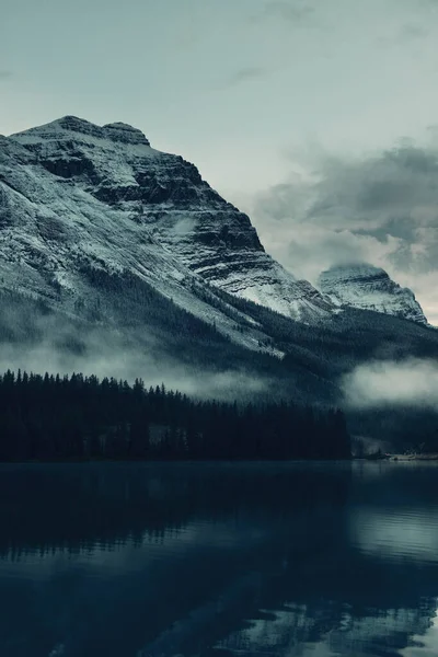 Sneeuw Bedekte Berg Met Meer Reflectie Een Mistige Schemering Banff — Stockfoto