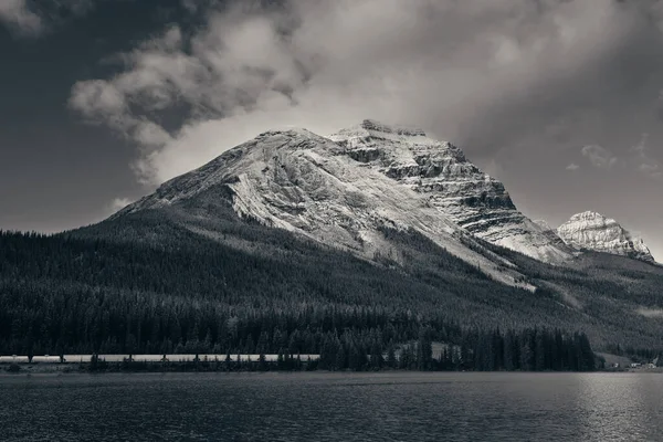 Horské Jezero Odrazem Mlhou Při Západu Slunce Národním Parku Banff — Stock fotografie