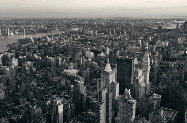 ニューヨーク市の屋上からの眺めマンハッタンの高層ビルや都市の街並み — ストック写真