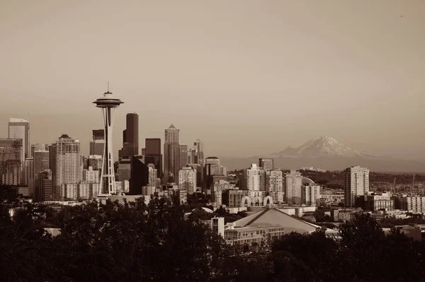 Seattle City Skyline Med Rainier Vid Solnedgången Med Urbana Kontorsbyggnader — Stockfoto