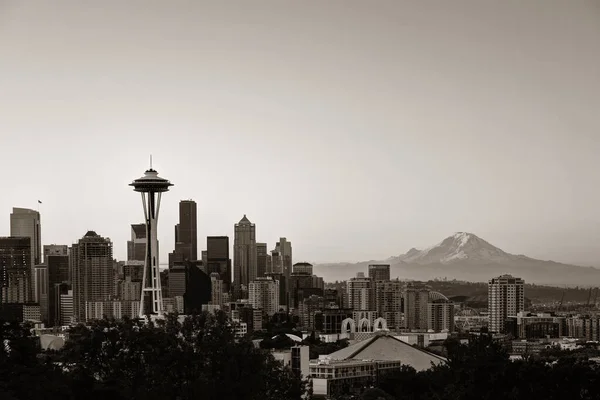 シアトル市内のスカイラインとレイニア山の夕日 ケリーパークから見える都会のオフィスビル — ストック写真