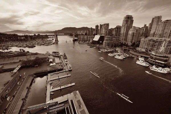 Vancouver Vista Para Porto Com Edifícios Apartamentos Urbanos Barco Baía — Fotografia de Stock