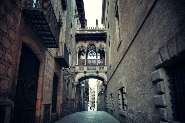 Pont Del Bisbe Wąska Uliczka Dzielnicy Gotyckiej Barcelonie Hiszpania — Zdjęcie stockowe