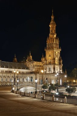Plaza de Espana ya da İspanya Meydanı Seville, İspanya 'da gece yakın çekim görüntüsü