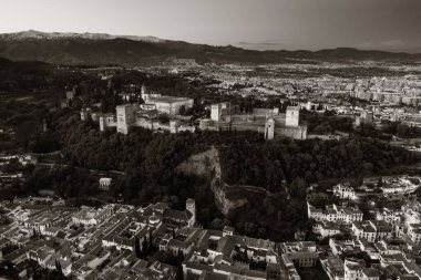 Granada, İspanya 'daki tarihi binalarla Alhambra hava manzarası.