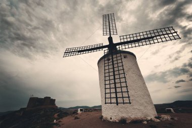 İspanya 'da Toledo yakınlarındaki Consuegra' da yel değirmeni yakın çekim görüntüsü