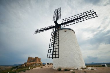 İspanya 'da Toledo yakınlarındaki Consuegra' da yel değirmeni yakın çekim görüntüsü