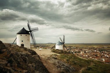 İspanya 'da Toledo yakınlarında Consuegra' da yel değirmeni