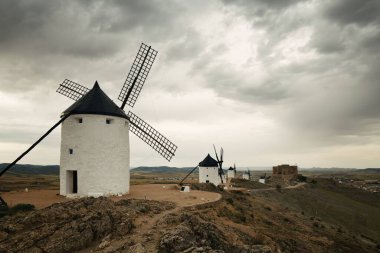 İspanya 'da Toledo yakınlarındaki Consuegra' da bir grup yel değirmeni.
