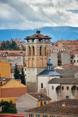 İspanya 'da tarihi çan kulesi manzaralı Segovia silueti