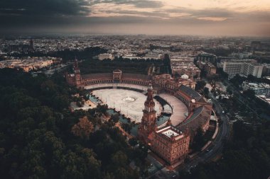 İspanya 'nın Sevilla kentindeki Plaza de Espana ya da İspanya Meydanı hava manzarası