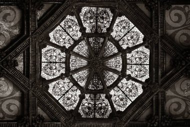 Kutsal Haç ve Aziz Paul Hastanesi (İngilizce: Hospital de Sant Pau), İspanya 'nın Barcelona şehrinde 1901 ve 1930 yılları arasında inşa edilmiş bir kompleks..