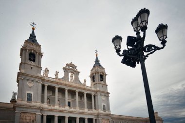 İspanya 'daki La Almudena Krallığı Saint Mary Katedrali..