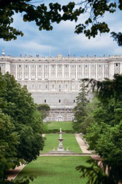 Madrid İspanya'da bahçede Royal Palace tarihi bina closeup görünümü.