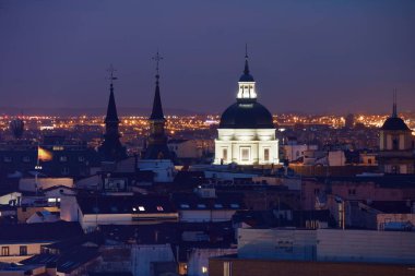 İspanya'da alacakaranlıkta şehir siluetinin Madrid çatı görünümü.