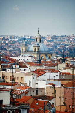 Madrid 'in gökyüzü manzarası ve İspanya' da San Francisco El Grande Kraliyet Bazilikası..