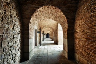 Kemer yapısı olan yürüyüş yolu. Barcelona, İspanya 'daki Castell de Montjuic Kalesi