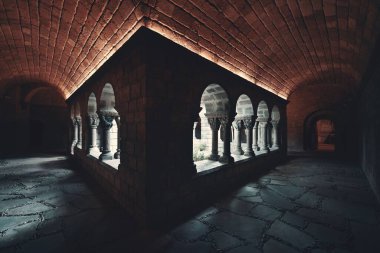 Pueblo Espanol Barcelona, İspanya 'daki Romanesque Manastırı' nın koridorunda.