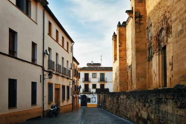 スペインのコルドバに古い建物とストリートビュー — ストック写真