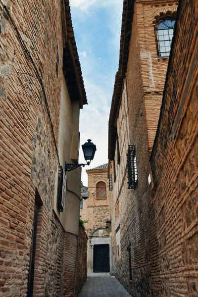 トレドの路地の通りの景色とスペインの歴史的建造物 — ストック写真