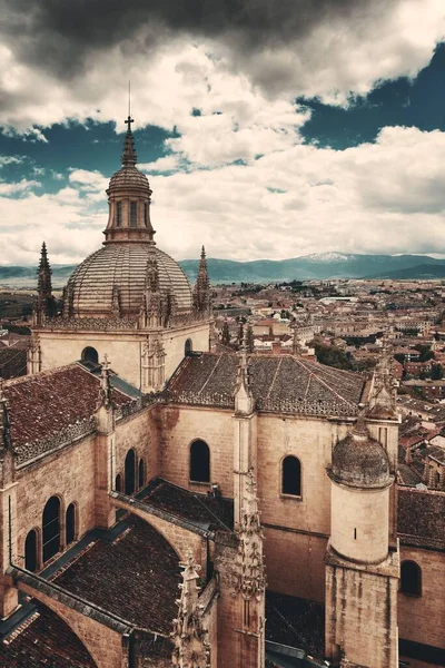 西班牙塞戈维亚主教座堂的古代建筑 — 图库照片