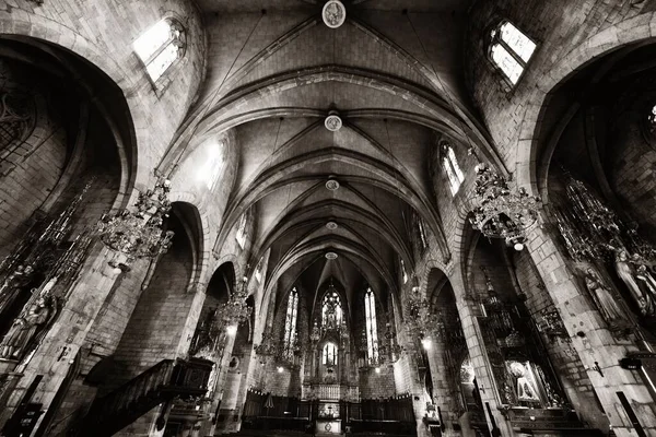 スペイン バルセロナの無原罪懐胎の祝日インテリア聖堂 — ストック写真