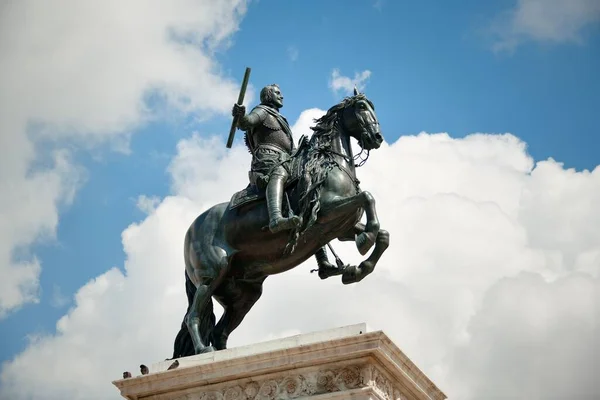 西班牙马德里王宫花园的费利佩四世雕像特写 — 图库照片