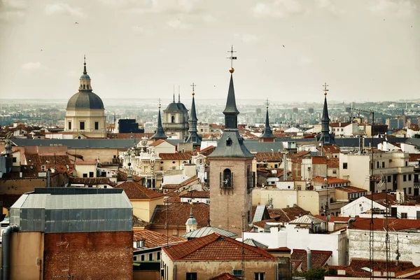 Мадридский Вид Крышу Зданиями Колокольней Церкви Испании — стоковое фото