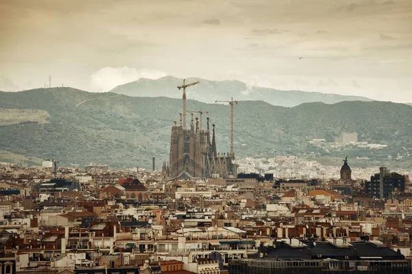 스페인 바르셀로나의 스카이라인에 사그라다 파밀리아 — 스톡 사진