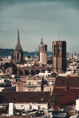 İspanya 'daki şehir binalarıyla Barselona ufuk çizgisi manzarası.