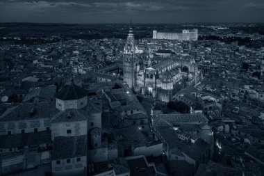 Toledo 'lu Aziz Mary Katedrali' nin primat Katedrali gece İspanya 'da görülmektedir.