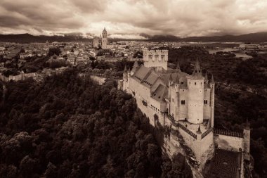 İspanya 'nın ünlü hava manzarası olarak Segovia' lı Alcazar.