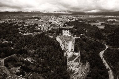 İspanya 'nın ünlü hava manzarası olarak Segovia' lı Alcazar.
