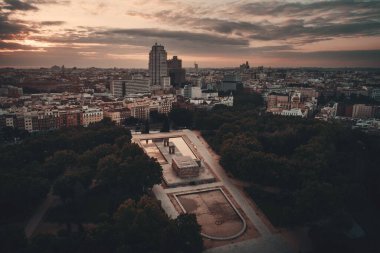 İspanya'da tarihi binaları ile Debod Madrid Tapınağı havadan görünümü.